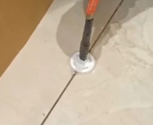 东丽瓷砖空鼓维修公司专业解答瓷砖在铺贴过程中，如果没有涂抹均匀到位的粘结材料（如水泥砂浆或瓷砖胶），可能会导致以下问题