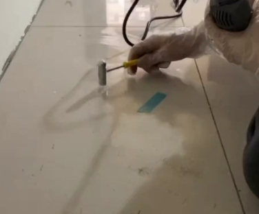 东丽瓷砖开裂维修公司专业分享瓷砖在铺贴前如果没有沥干水分，将会导致以下问题